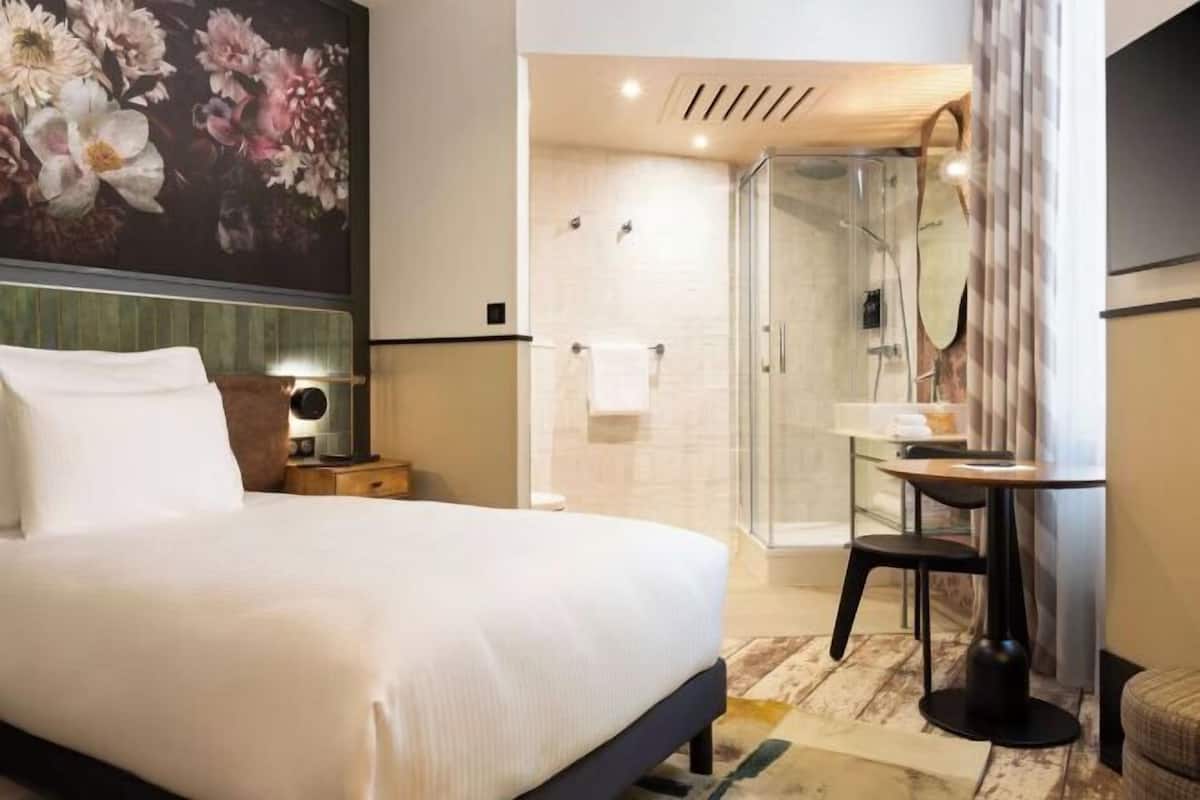 Peralatan tempat tidur premium, tilam berlapik, peti besi dalam bilik