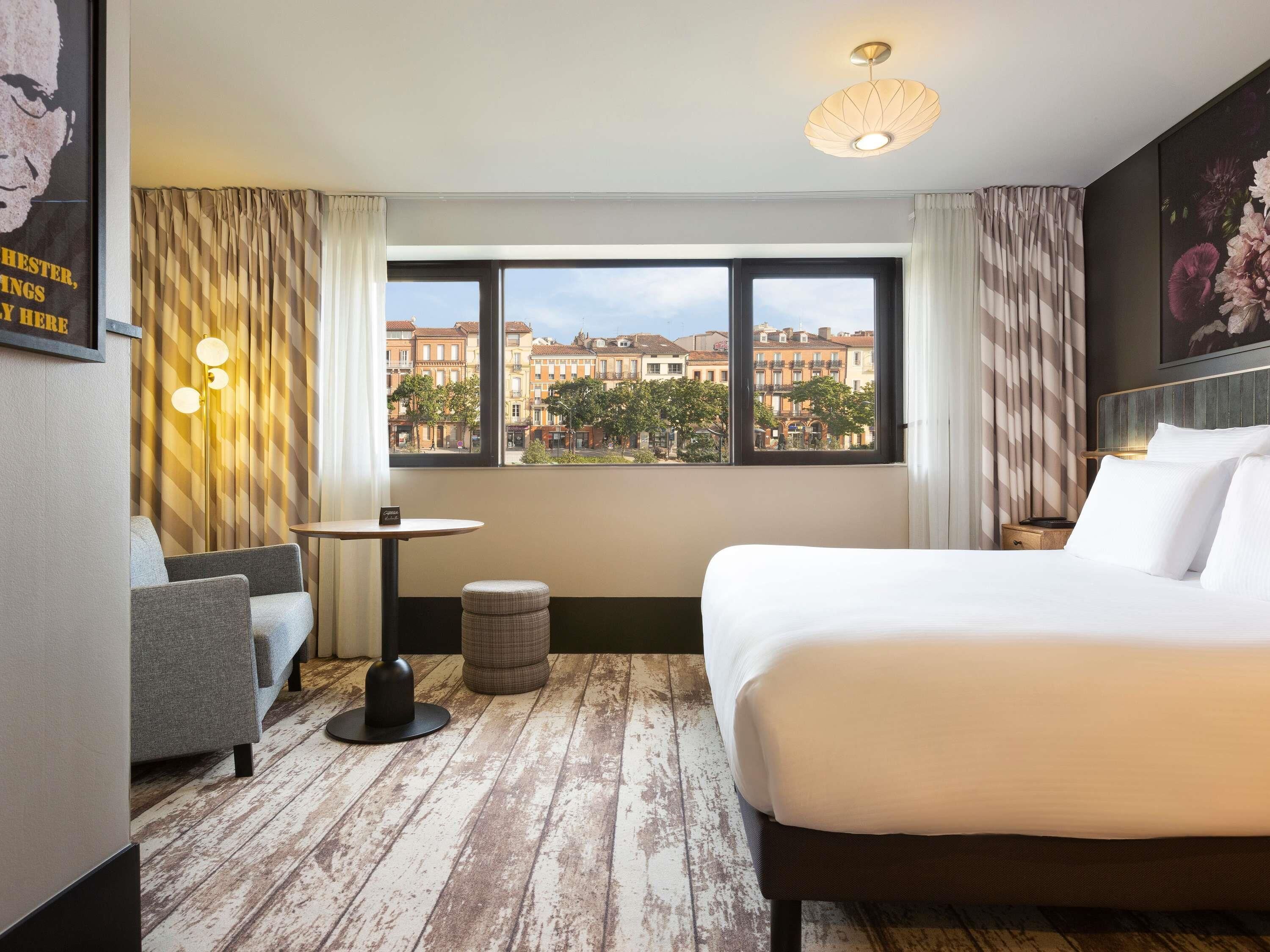 高級客房, 1 張標準雙人床及 1 張梳化床 | 高級寢具、特厚豪華床墊、房內夾萬、書桌