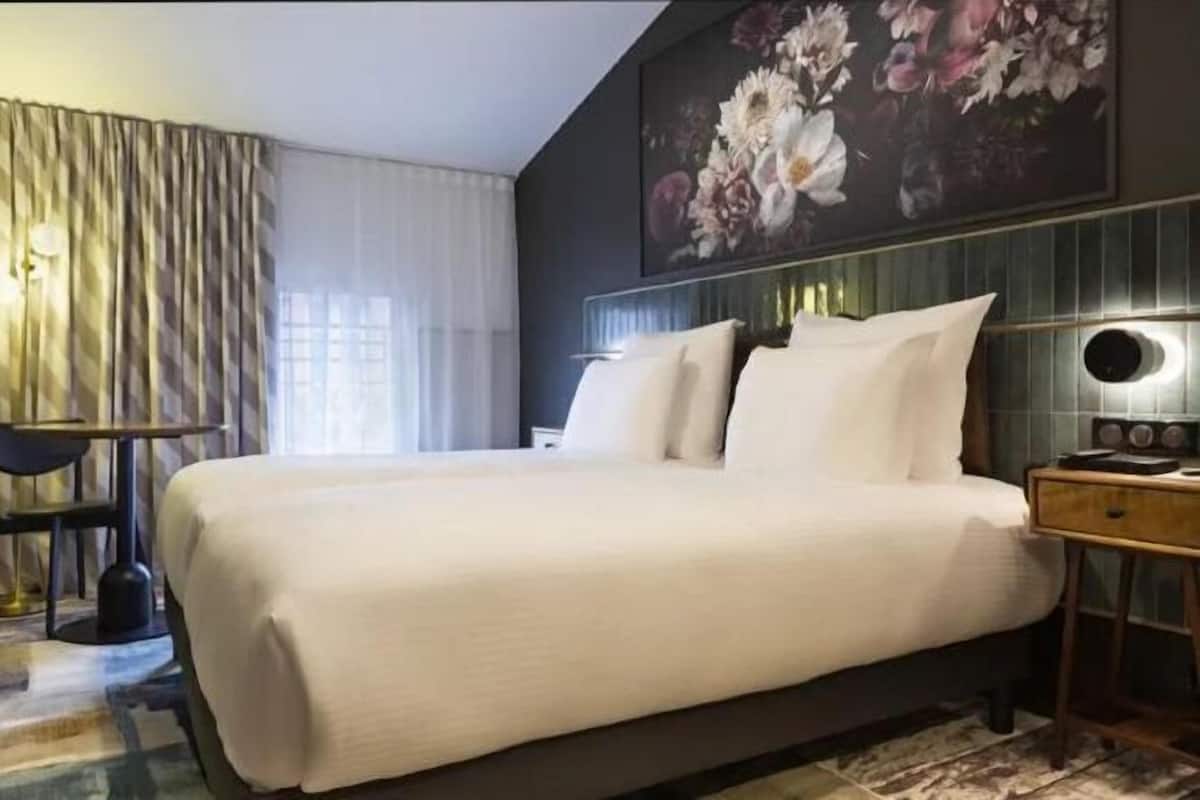 Peralatan tempat tidur premium, tilam berlapik, peti besi dalam bilik