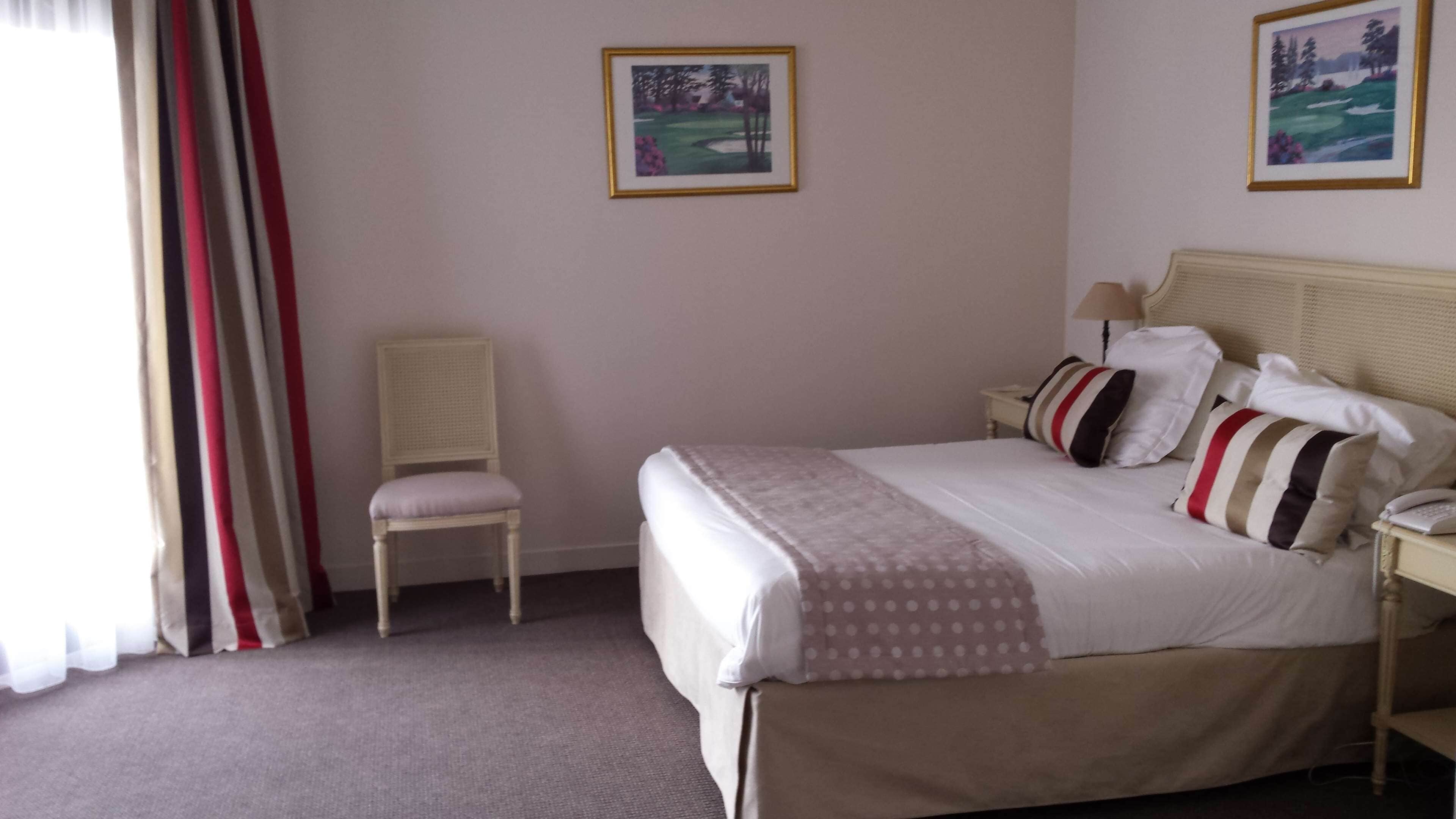 standard room, 1 queen bed, non smoking | in-room safe, blackout curtains, iron/ironing board, free wifi