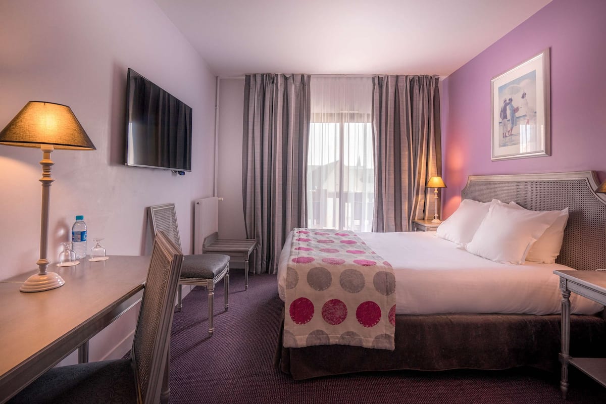 standard room, 1 queen bed, non smoking | in-room safe, blackout curtains, iron/ironing board, free wifi