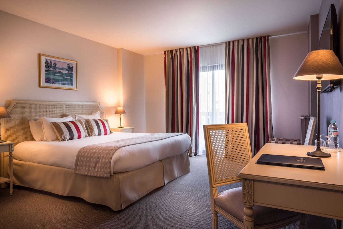 junior suite, 1 queen bed, non smoking | in-room safe, blackout curtains, iron/ironing board, free wifi