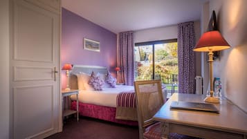 Standard Room, 1 Queen Bed, Non Smoking | In-room safe, blackout curtains, iron/ironing board, free WiFi