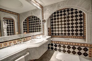 A bathroom with a large mirror, a sink, a bathtub, and a shower. - Hôtel La Maison Blanche (Tunis)