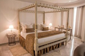 خزنة داخل الغرفة وبديكورات فريدة لكل غرفة وطراز فريد لكل وحدة ومكتب