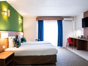 Minibar, kostenlose Babybetten, Zustellbetten, kostenloses WLAN