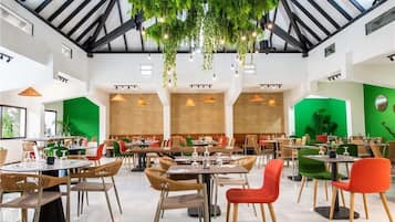 Se sirven desayunos, almuerzos y cenas; cocina internacional