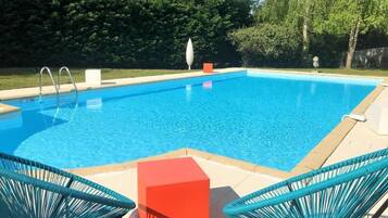 Alberca al aire libre, acceso de 15:00 a 20:00, y camastros