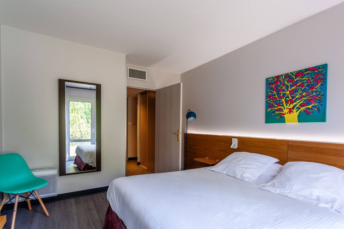 Comfort Twin Room | Minibar, desk, laptop workspace, soundproofing