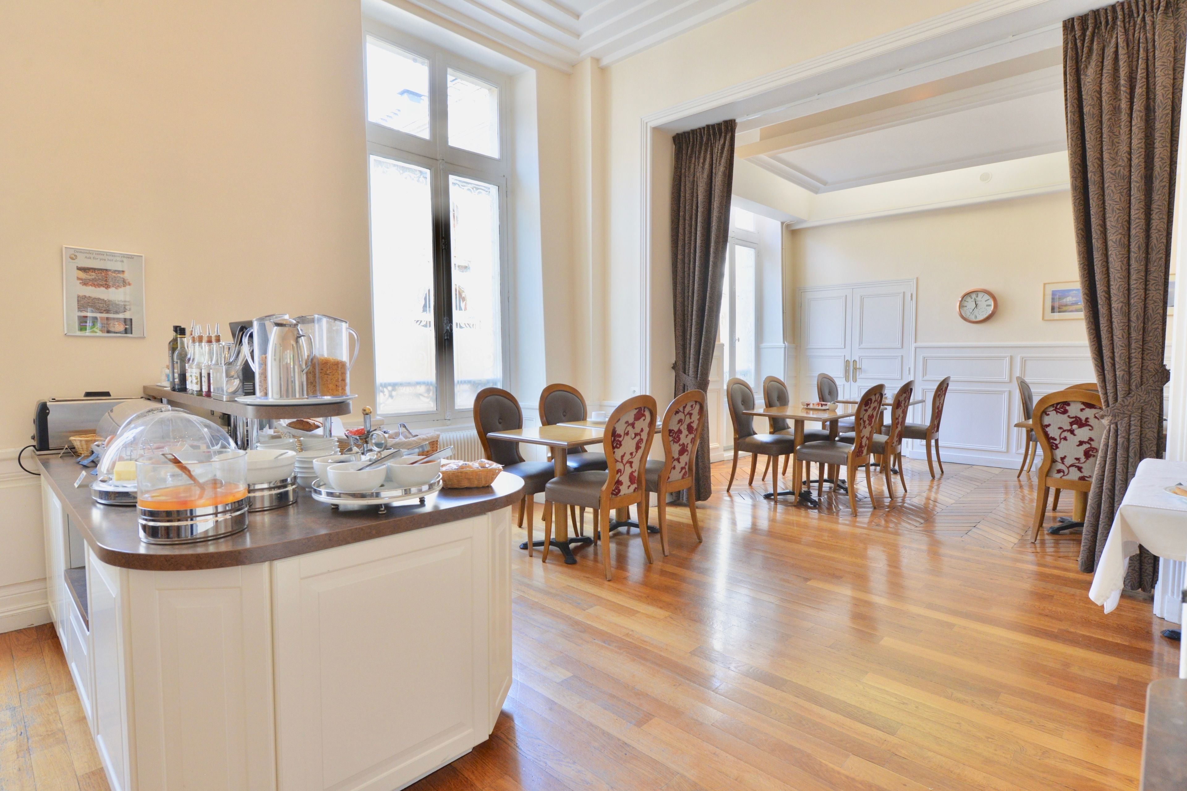 Petit déjeuner buffet (18 EUR par personne)