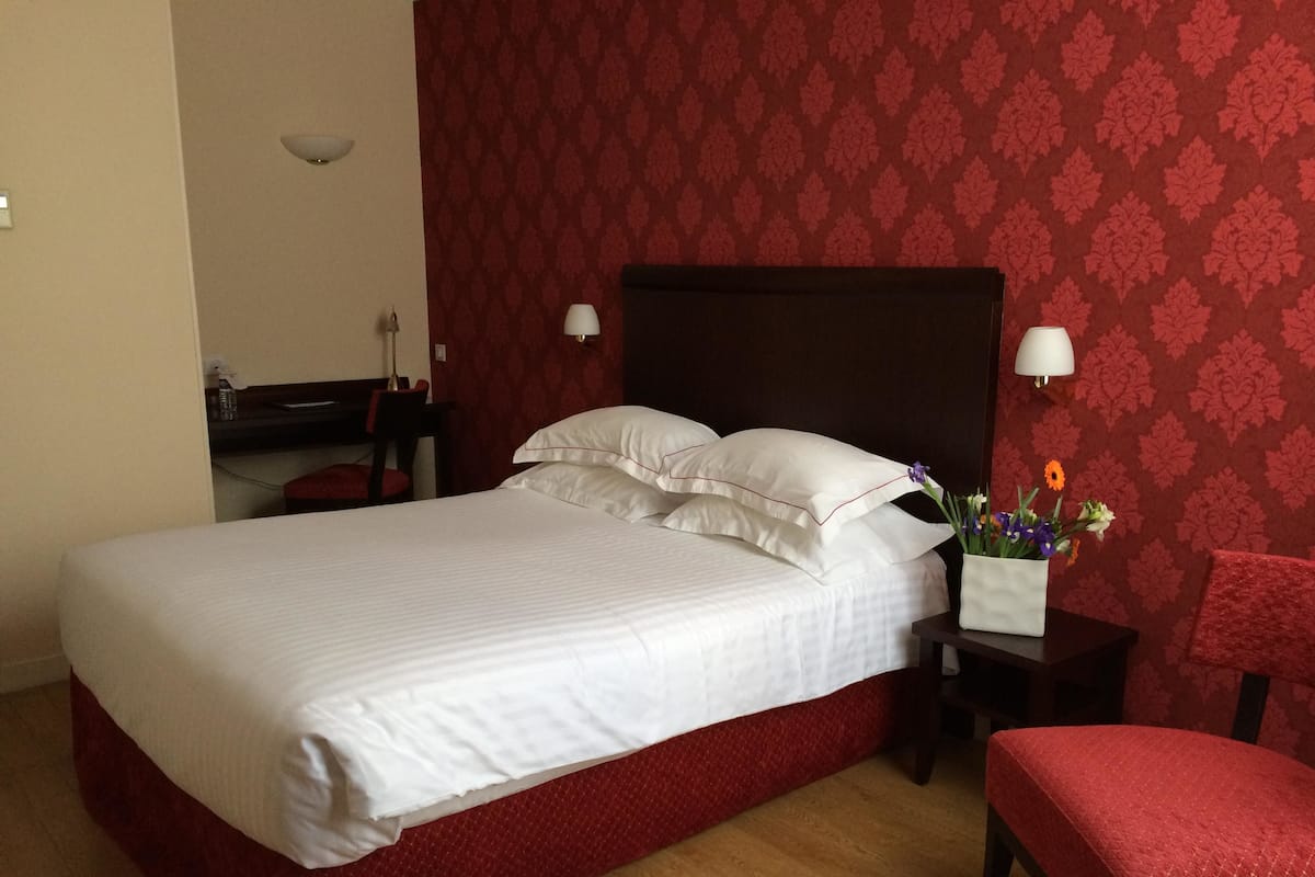 Comfort Room, 1 Queen Bed, Non Smoking (Larger Room) | Pillowtop beds, minibar, in-room safe, desk