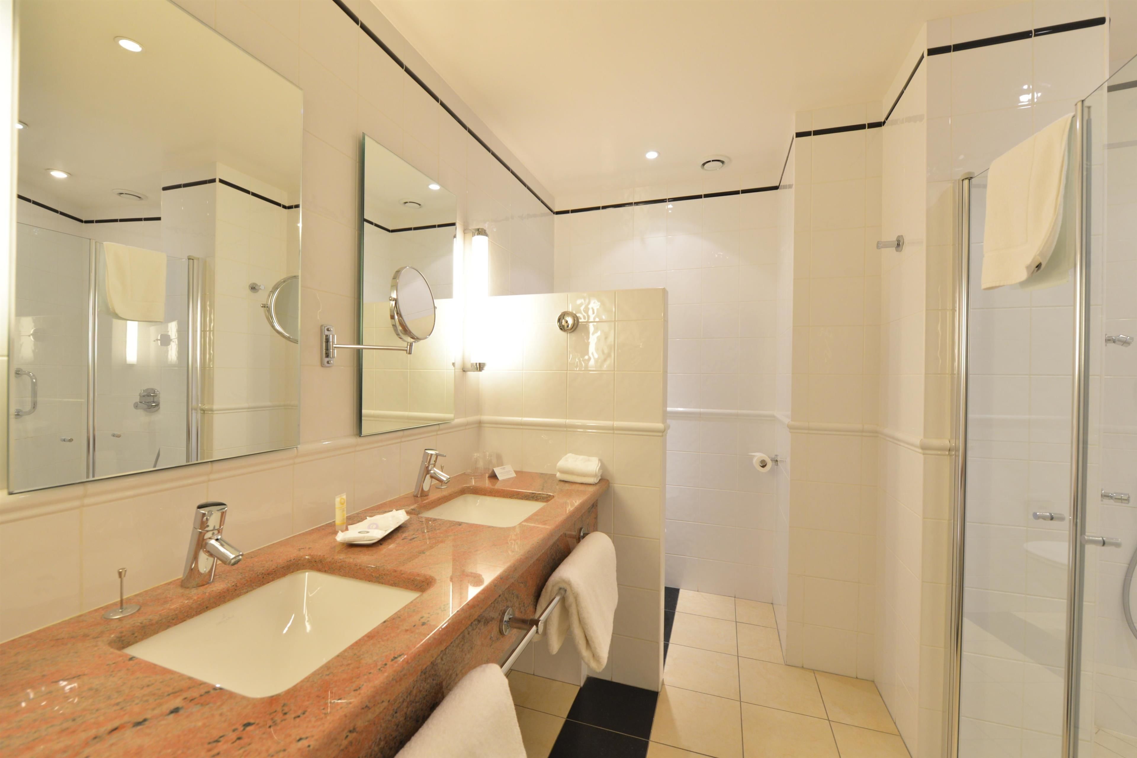 junior suite, 1 king bed, non smoking (larger room) | bathroom | free toiletries, hair dryer, towels