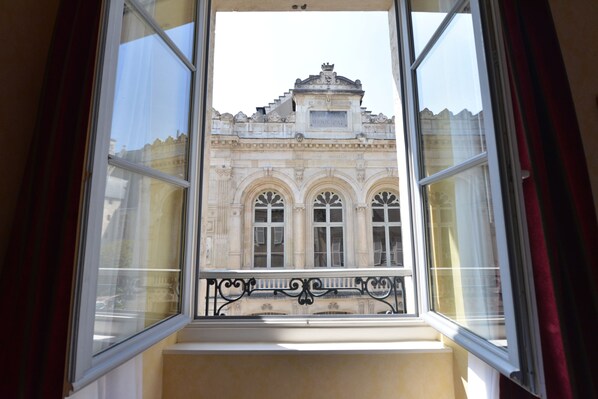 Chambre Confort, 1 grand lit, non-fumeurs (Larger Room) | Vue de la chambre