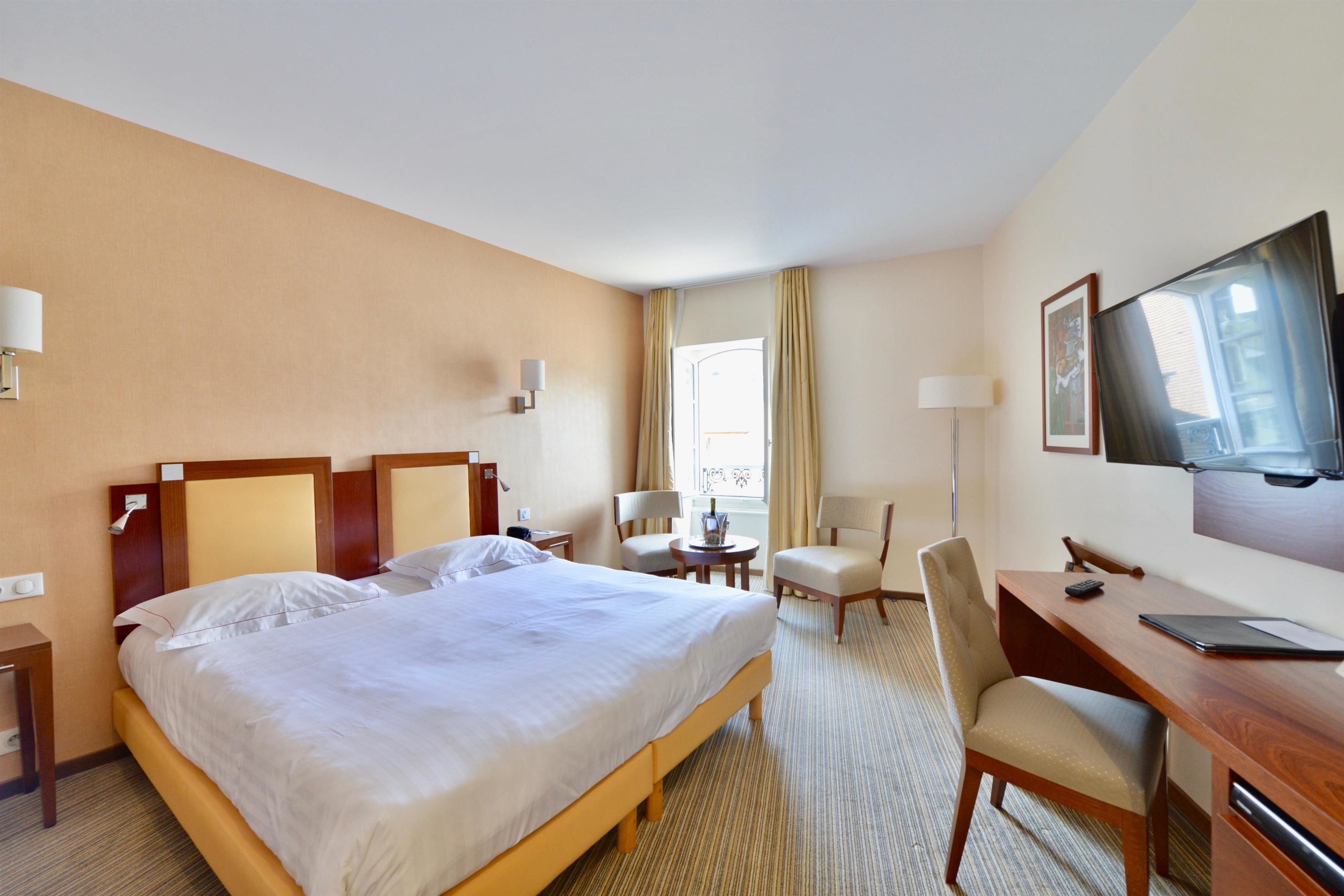 小型套房, 1 张特大床, 无烟房 (Larger Room) | 加厚床垫、迷你吧、客房内保险箱、办公桌