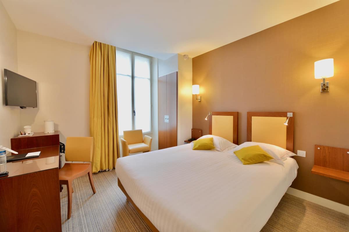classic room, 1 double bed, non smoking | pillow-top beds, minibar, in-room safe, desk