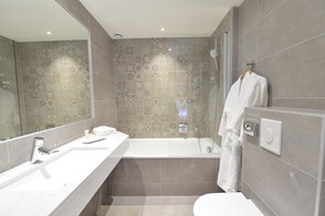 Habitación superior, 1 cama de matrimonio grande, no fumadores | Baño | Artículos de higiene personal gratuitos, secador de pelo y toallas
