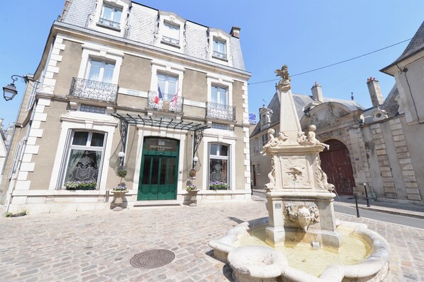 Hotel de l'Appareil features a historic facade with a symmetrical design and decorative stonework.