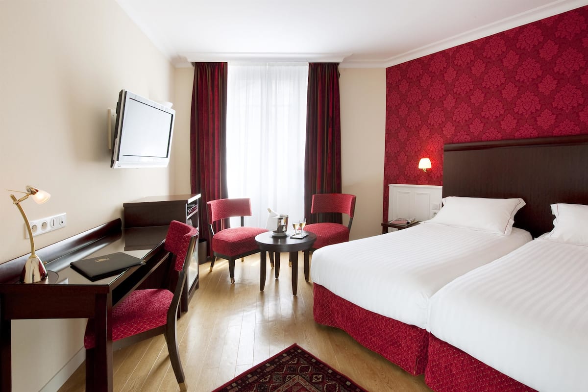 Comfort Room, 2 Twin Beds, Non Smoking (Larger Room) | Pillowtop beds, minibar, in-room safe, desk