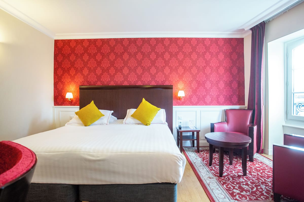 Suite, 1 King Bed, Non Smoking (Sofabed is a double bed;Larger Room) | Pillowtop beds, minibar, in-room safe, desk