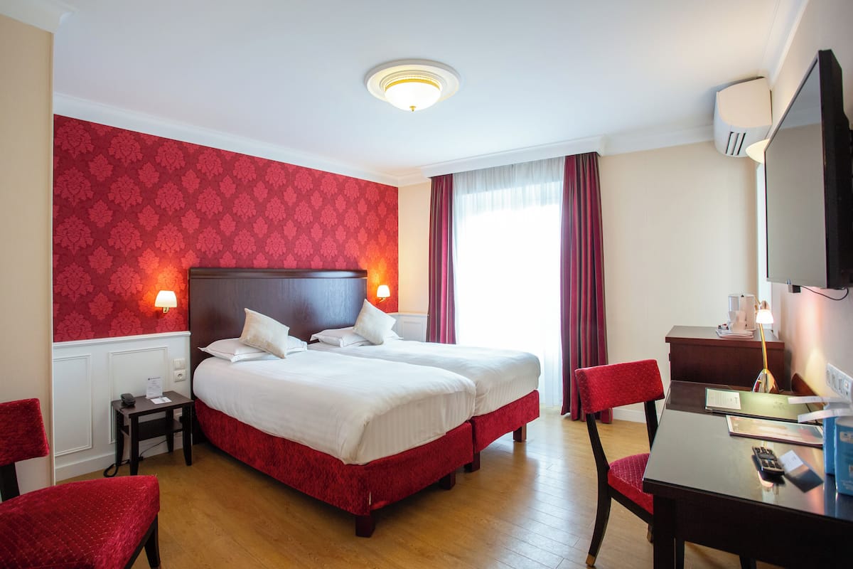 Comfort Room, 2 Twin Beds, Non Smoking (Larger Room) | Pillowtop beds, minibar, in-room safe, desk