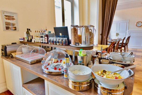 Daily buffet breakfast (EUR 17 per person)