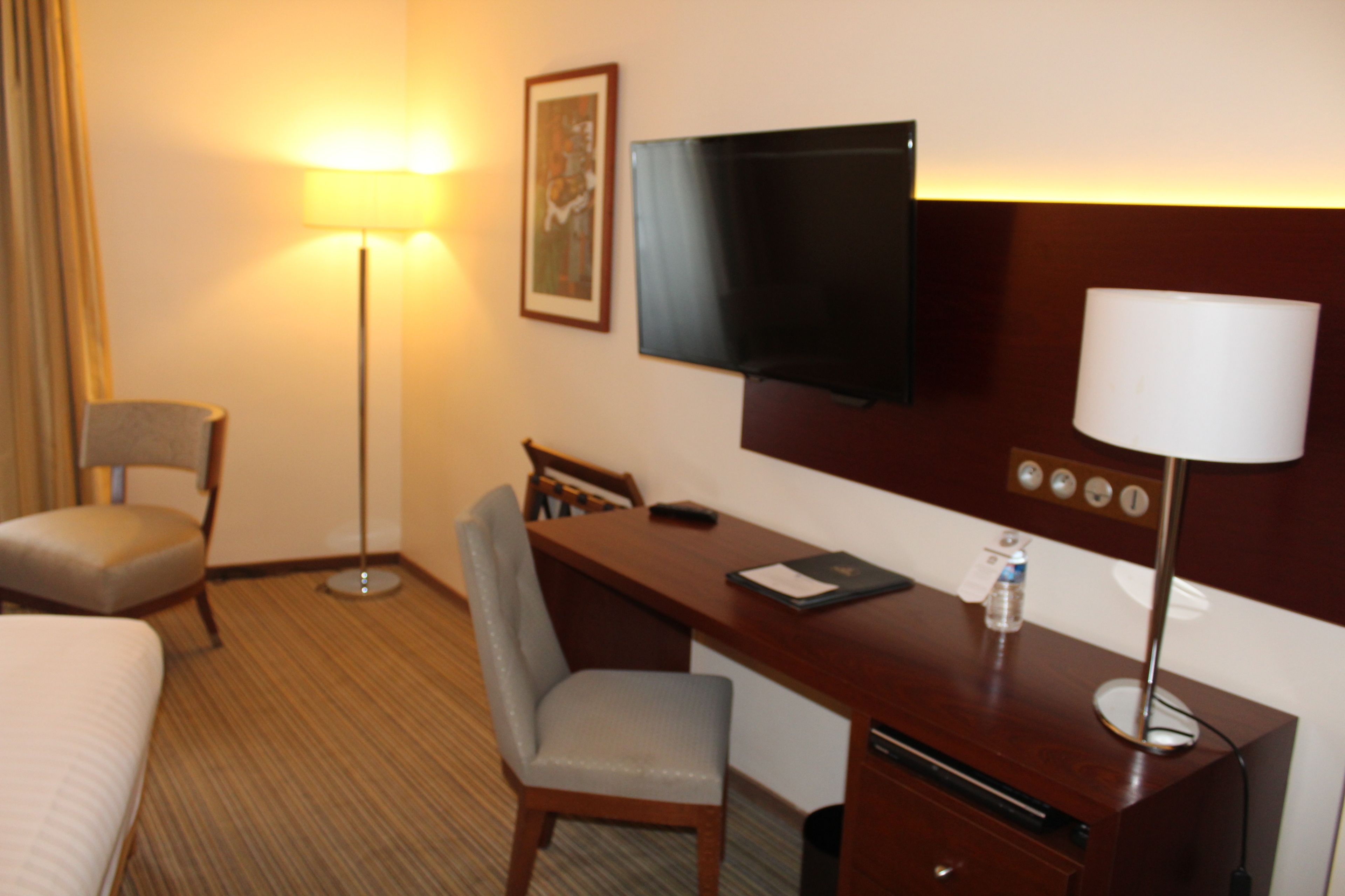 junior suite, 1 king bed, non smoking (larger room) | pillow-top beds, minibar, in-room safe, desk