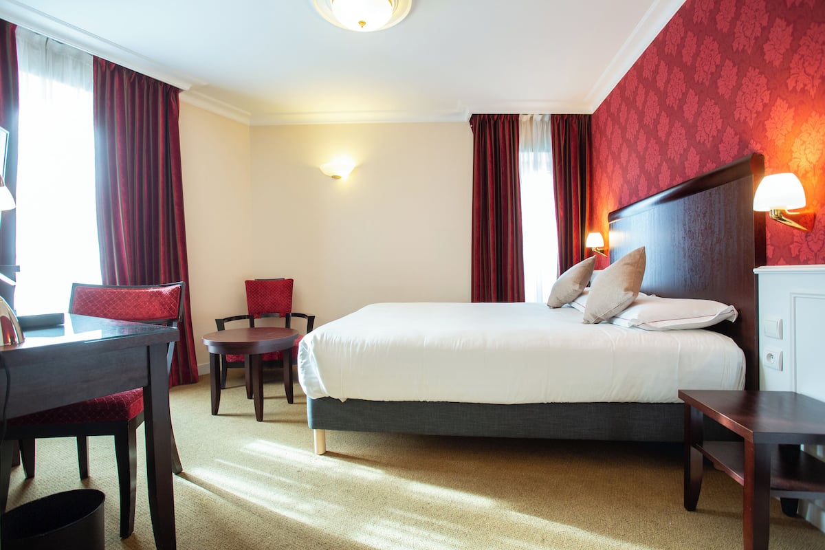 Comfort Room, 1 Queen Bed, Non Smoking (Larger Room) | Pillowtop beds, minibar, in-room safe, desk