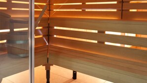 Un sauna con listones de madera y una pared de vidrio.