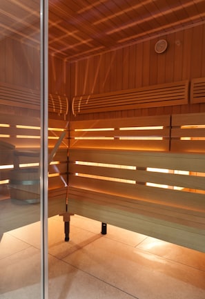 Un sauna con listones de madera y una pared de vidrio.