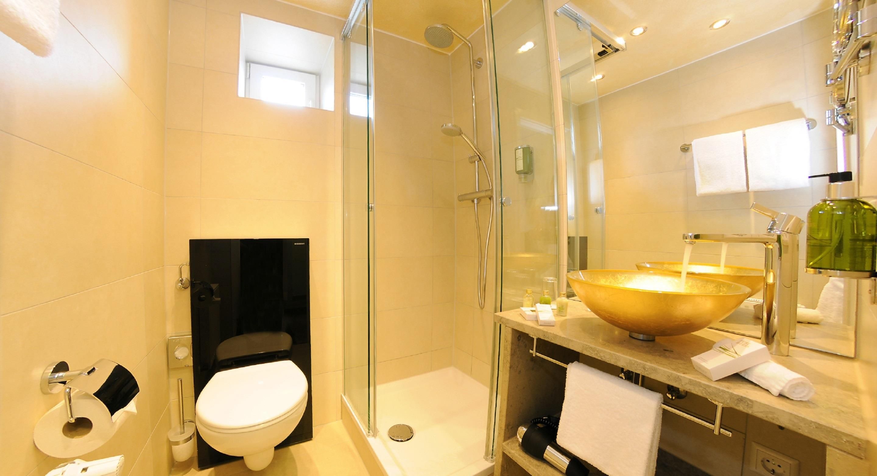 Habitación Confort | Baño | Regadera, regadera tipo lluvia, amenidades de baño gratuitas 