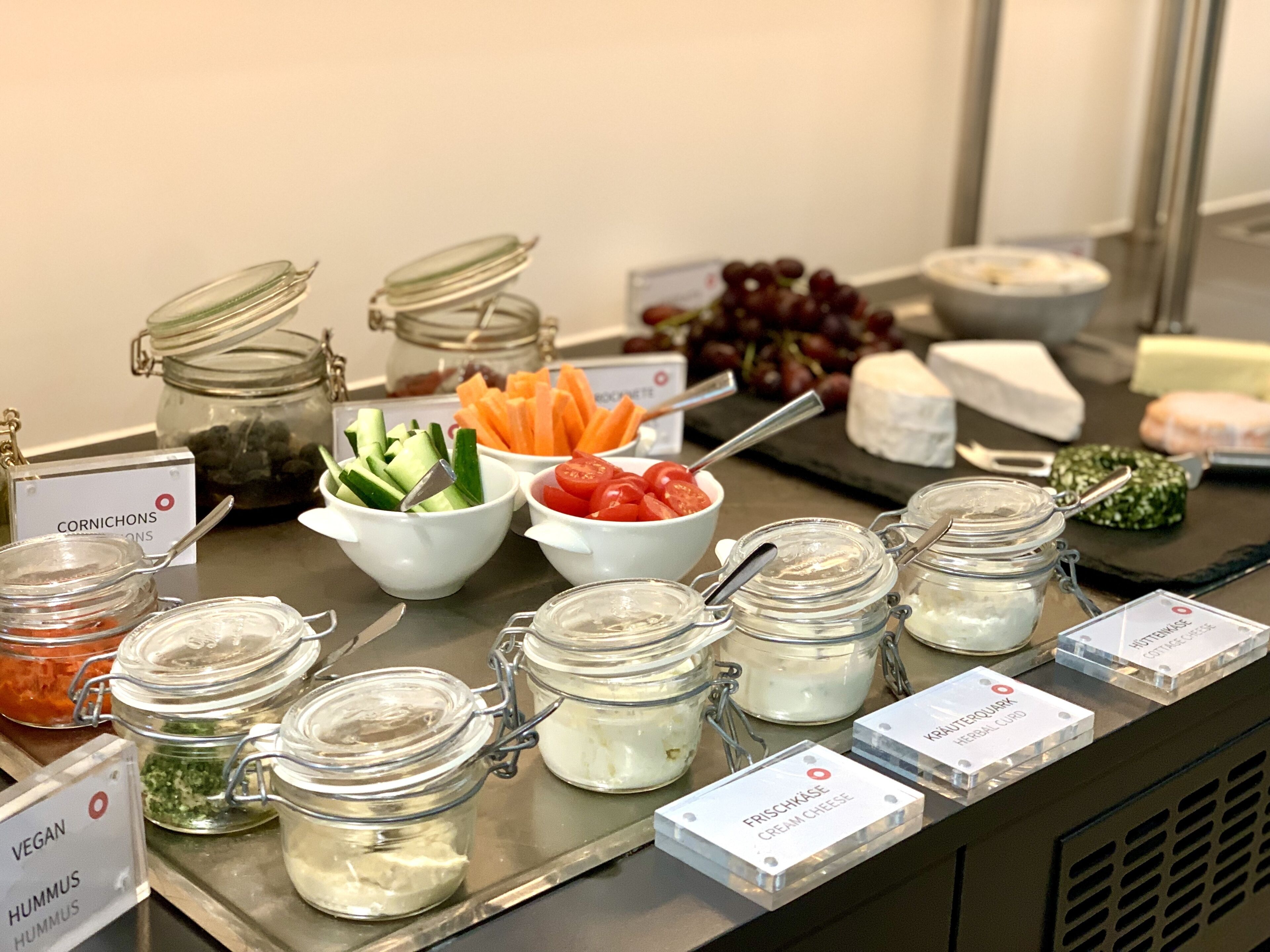 Tägliches Frühstücksbuffet gegen Gebühr