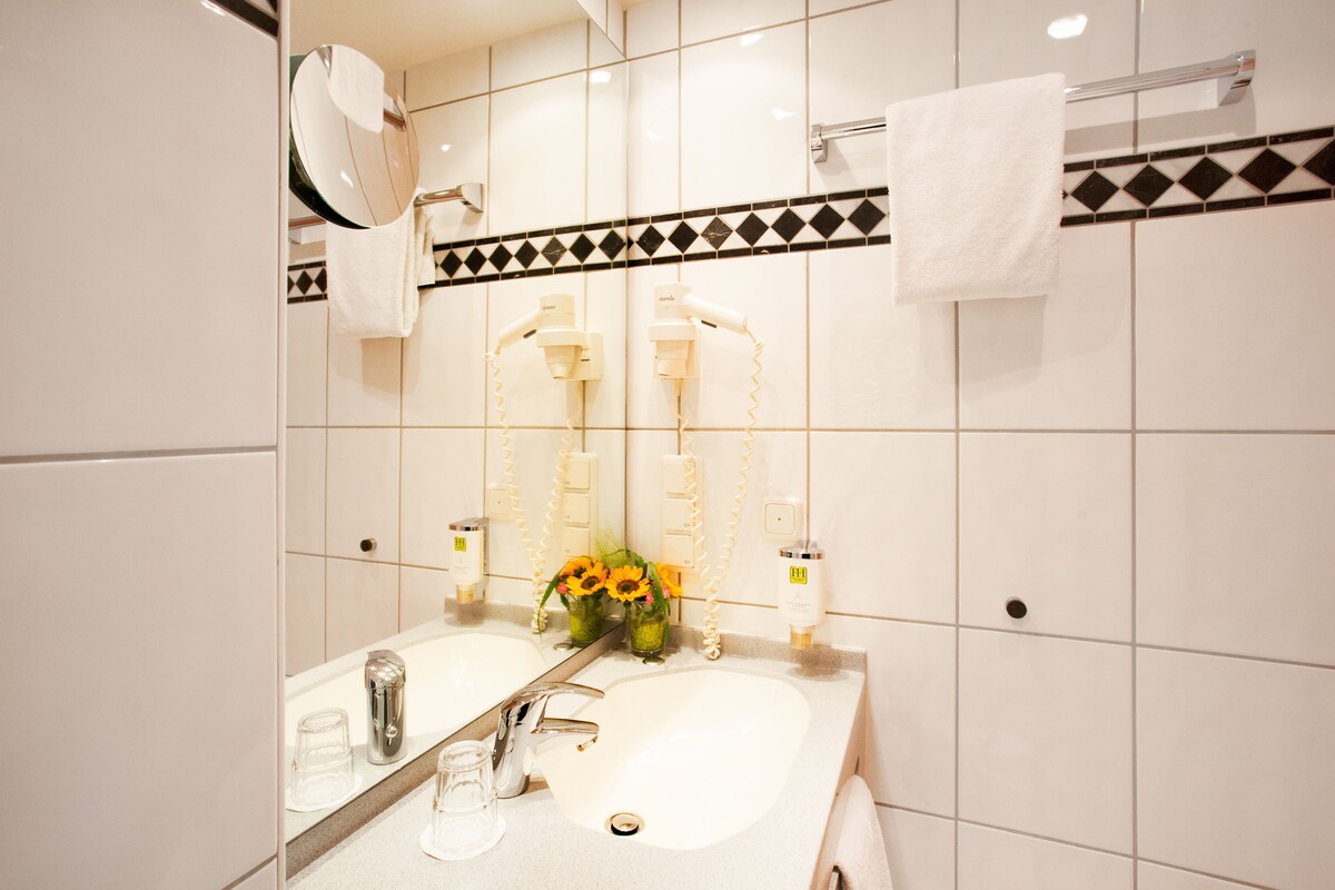 Phòng đơn Tiêu chuẩn | Phòng tắm | Buồng tắm vòi sen, đồ dùng nhà tắm miễn phí, máy sấy tóc, khăn tắm 