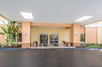 Hotel Exterior at Comfort Inn & Suites Kissimmee by the Parks