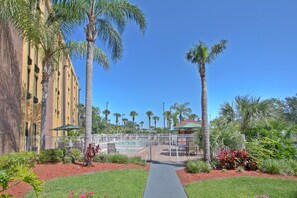 Outdoor pool, pool loungers - The Adventure Hotel by the parks (Kissimmee)