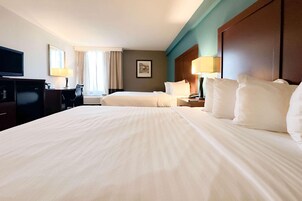 Camas com colchões pillow-top, cofres nos quartos, escrivaninha