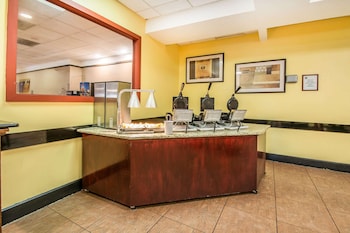 Free daily buffet breakfast at Comfort Inn & Suites Kissimmee by the Parks