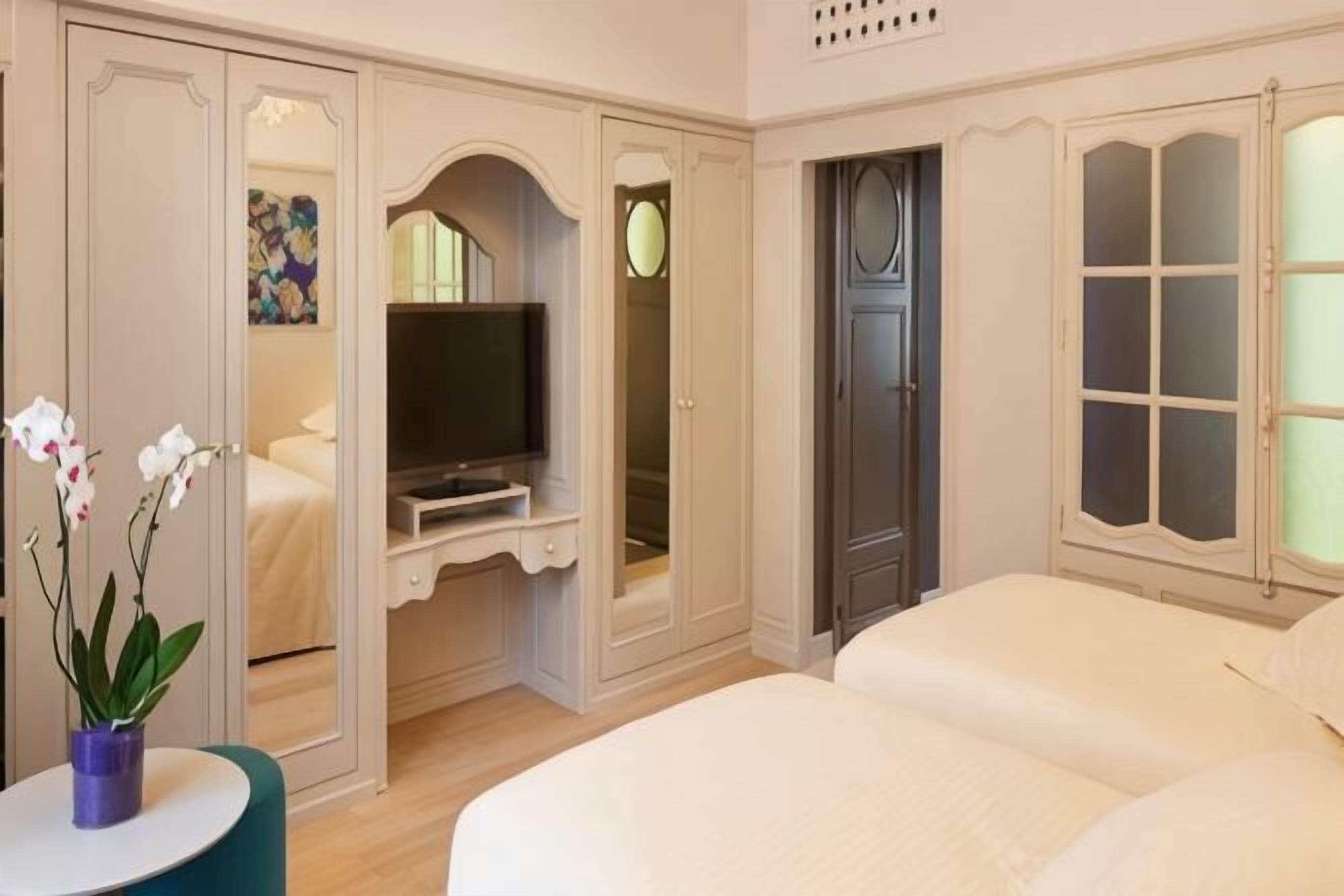 Ropa de cama de alta calidad y caja de seguridad en la habitación 