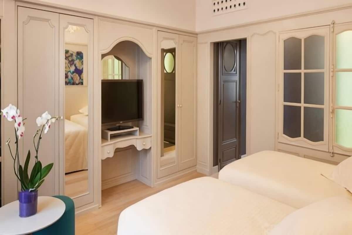 Ropa de cama de alta calidad y caja de seguridad en la habitación