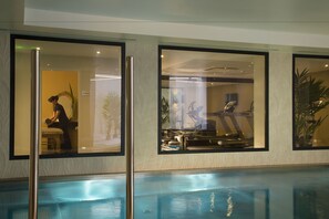 Indoor pool, sun loungers