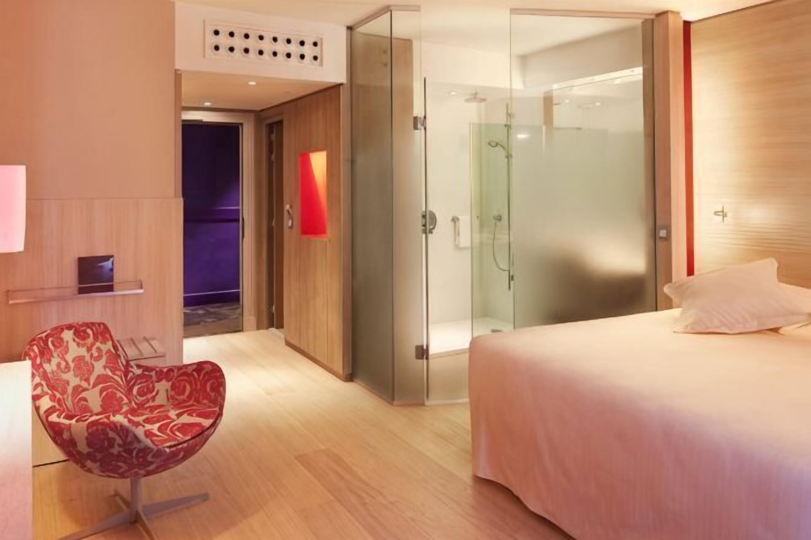 Ropa de cama de alta calidad y caja de seguridad en la habitación 