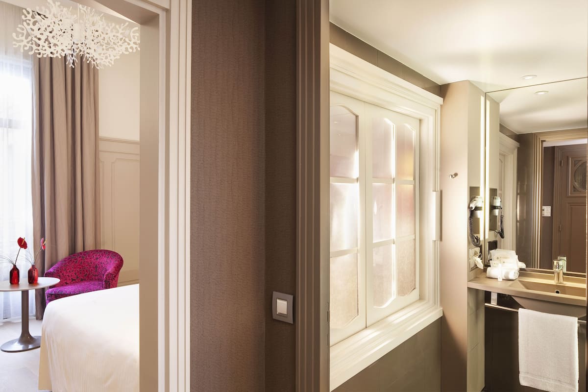 executive double room | 1 bedroom, premium bedding, in-room safe, desk