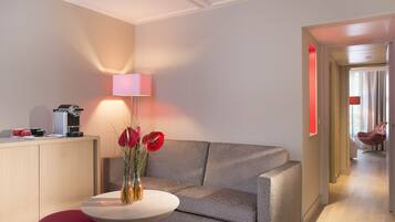 Ropa de cama de alta calidad, caja fuerte, escritorio