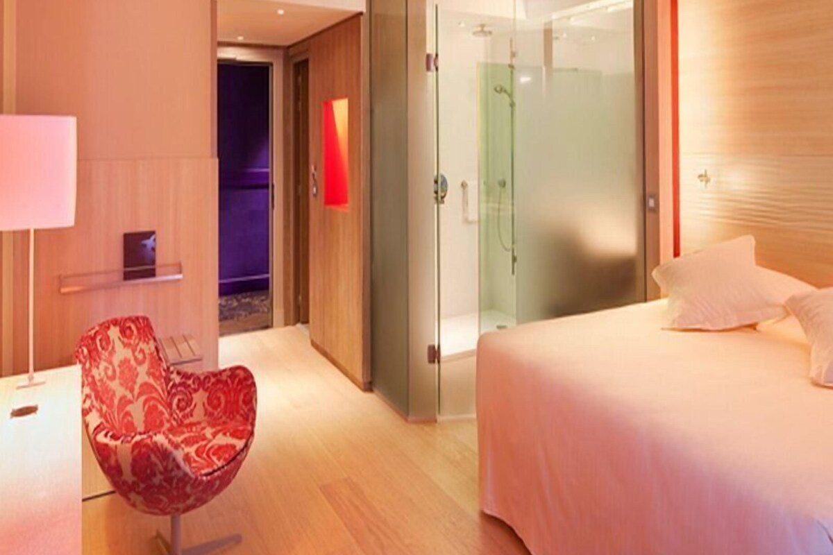 Ropa de cama de alta calidad y caja de seguridad en la habitación 