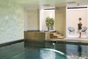 室内游泳池，日光浴躺椅