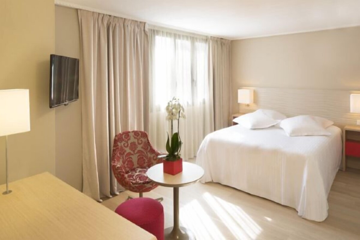 Premium bedding, in-room safe, desk, soundproofing