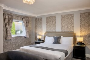 Club Room | 1 bedroom, desk, iron/ironing board, free WiFi