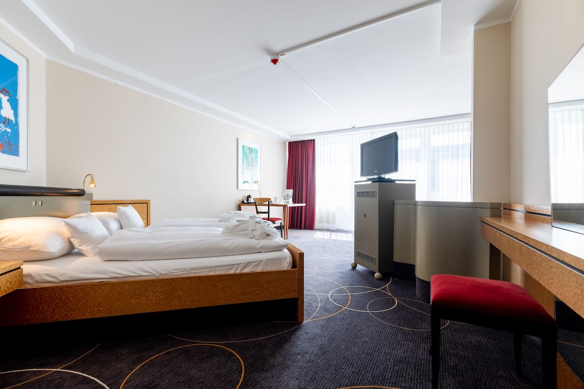 1 bedroom, hypo-allergenic bedding, desk, laptop workspace