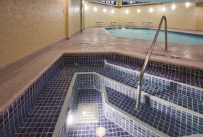 Indoor pool - La Quinta Inn & Suites Bloomington West 2011 (Bloomington)
