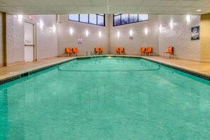 Indoor pool - La Quinta Inn & Suites Bloomington West 2011 (Bloomington)