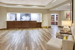 Lobby - La Quinta Inn & Suites Bloomington West 2011 (Bloomington)